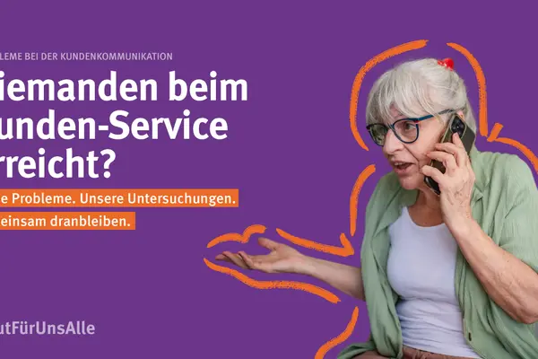 1. Eine ältere Frau mit grauen Haaren, Brille und grünem Hemd sitzt auf einem Sofa und telefoniert mit besorgtem Gesichtsausdruck. Sie gestikuliert mit einer Hand, während sie das Handy ans Ohr hält. Der violette Hintergrund zeigt die Frage: "Niemanden beim Kunden-Service erreicht?" mit einem Aufruf zu Untersuchungen. Orangefarbene grafische Elemente umrahmen die Szene.
