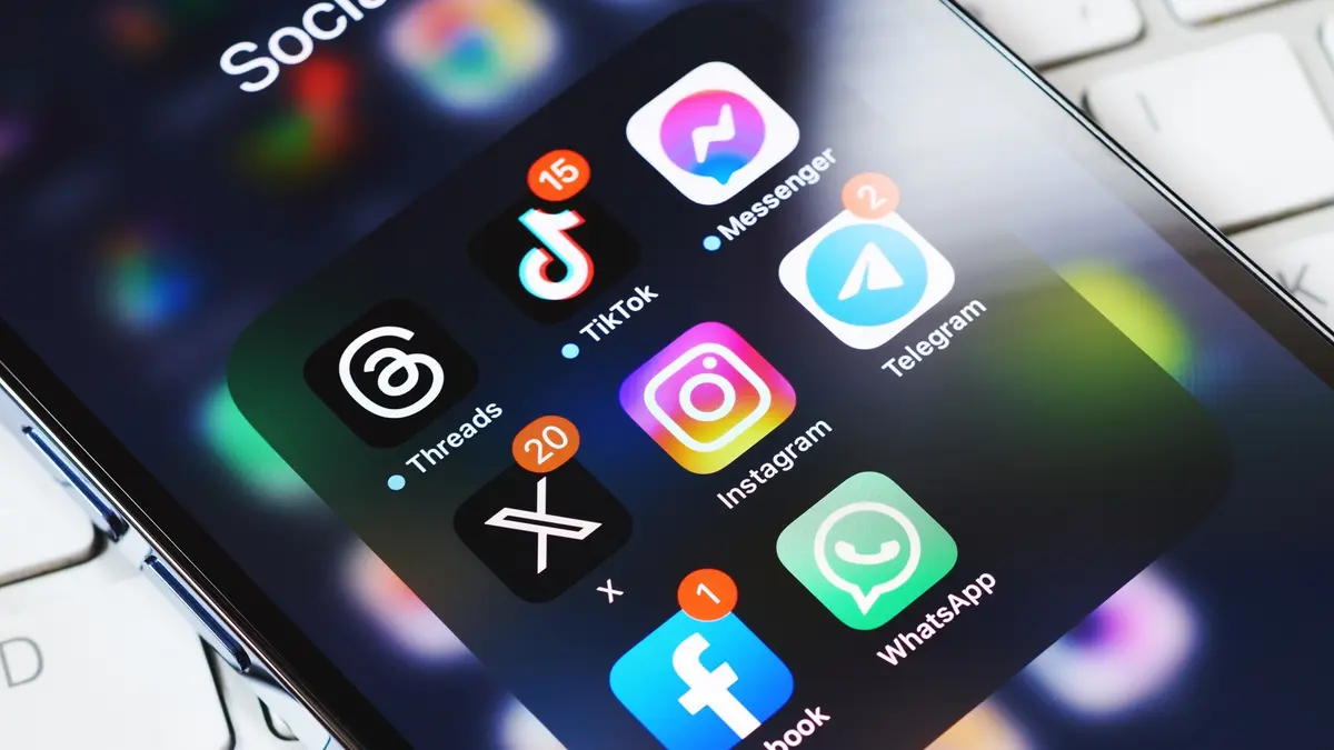 Ein Handy-Bildschirm zeigt verschiedene Apps von Meta an