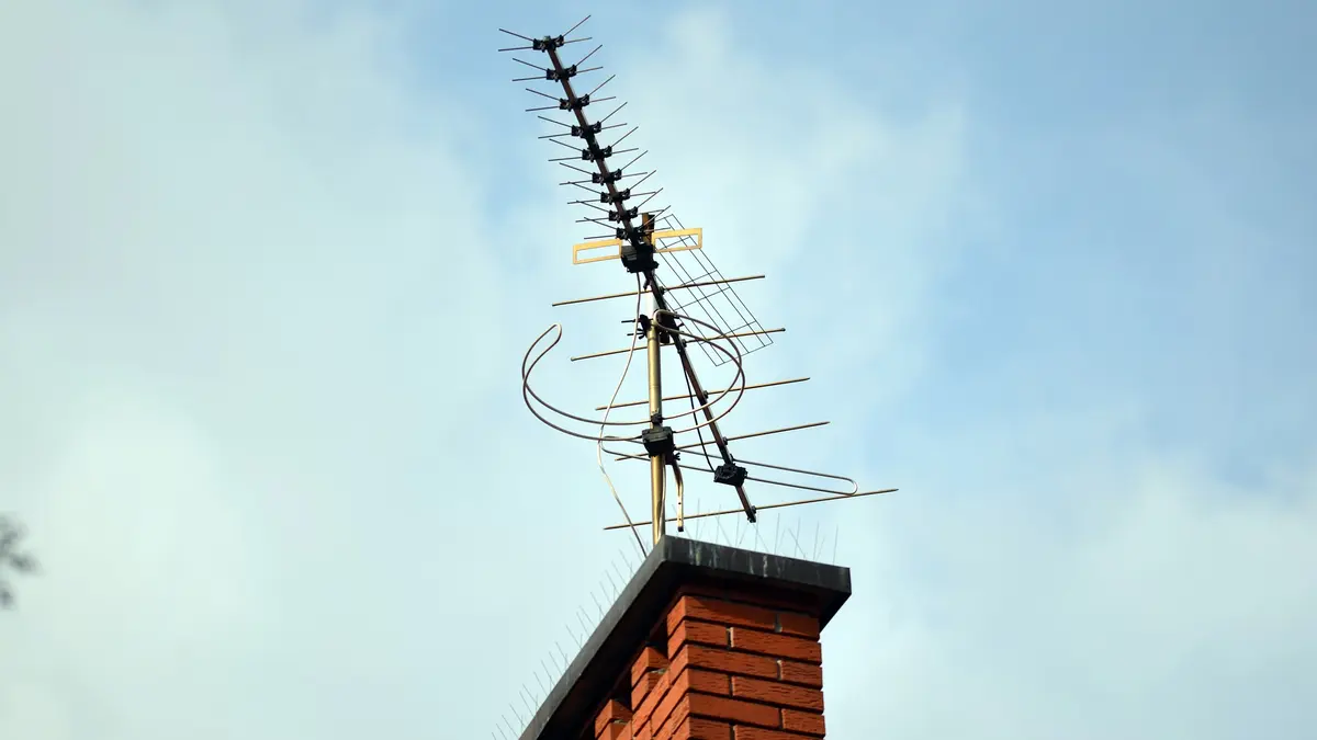 TV und Radio-Antenne vor blauem Himmel