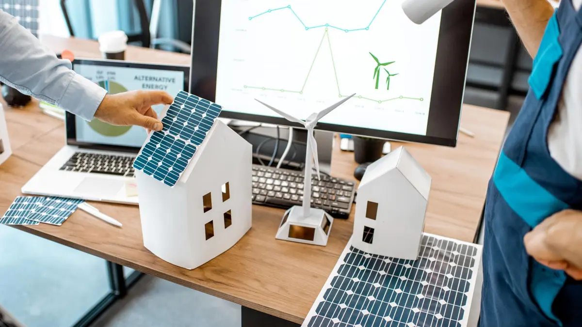 Die Planung einer Photovoltaik-Anlage anhand eines Modells.