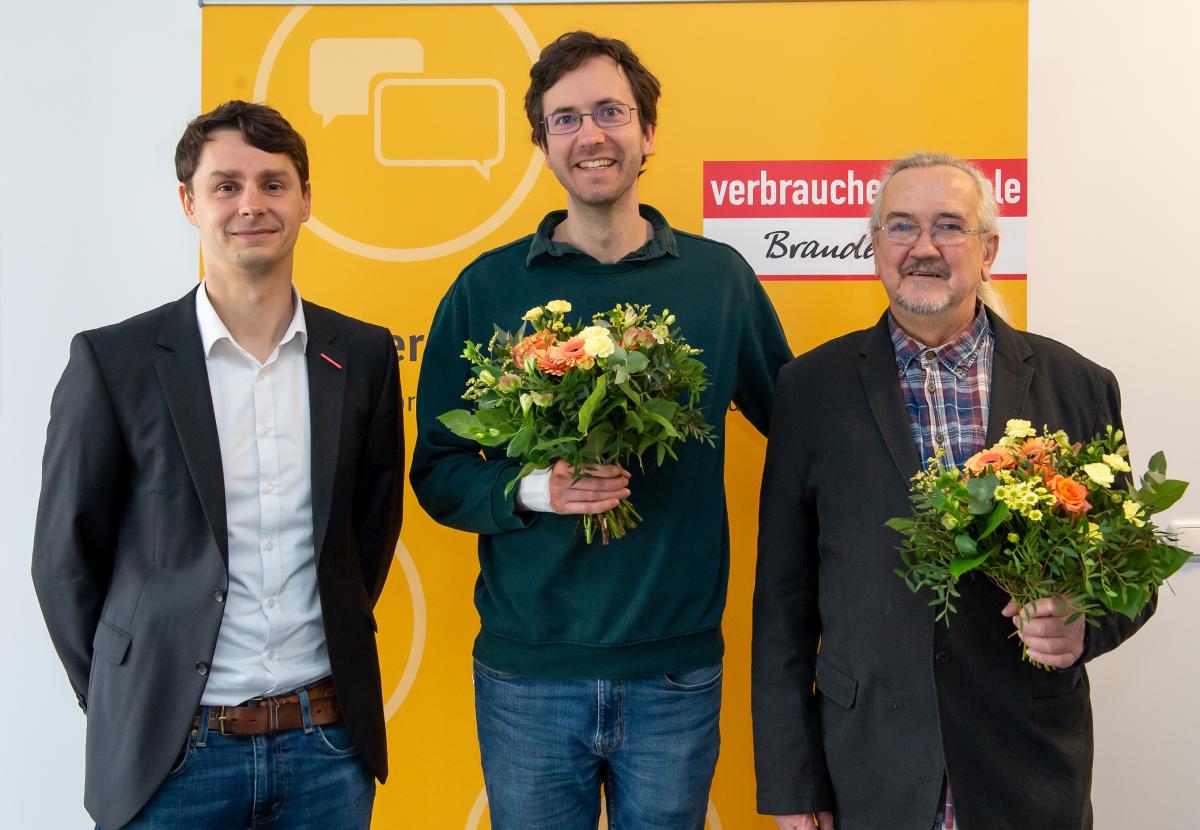 Energie-Projektleiter Joshua Jahn begrüßt den neuen Energieberater bei der Verbraucher-zentrale in Frankfurt (Oder), Julian Eschwe, und verabschiedet den langjährigen Energiebera-ter Klaus-Dieter Stöckmann