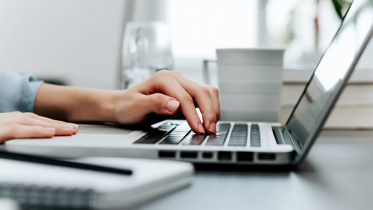 Finger tippen auf Laptop-Tastatur