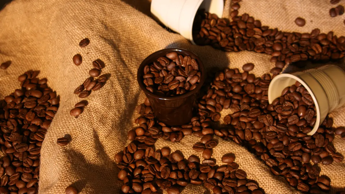 Kaffeebohnen auf einem Sack