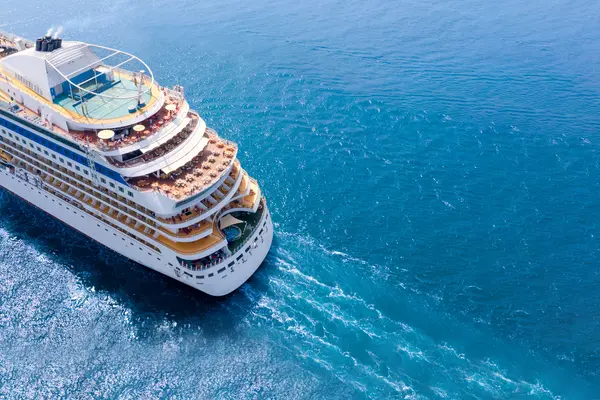 Kreuzfahrtschiff auf dem Wasser