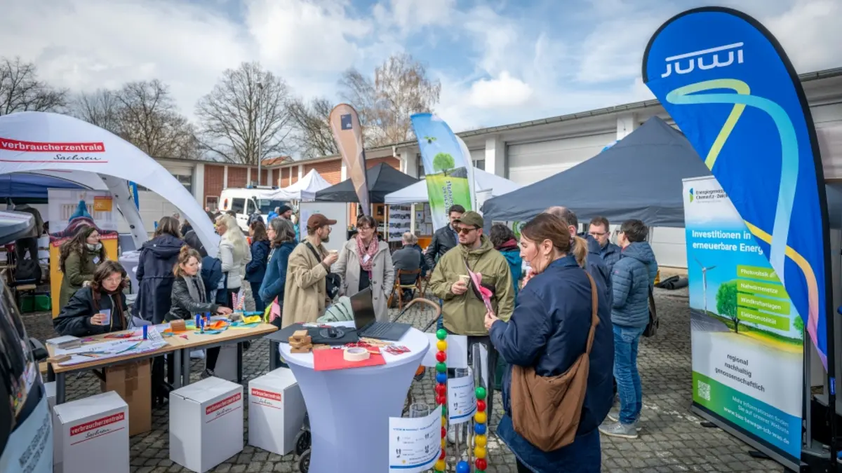 Menschen stehen an einem Informationsstand