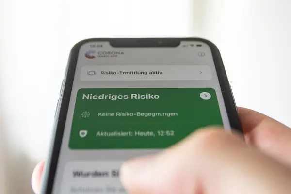 Handy-Display, auf dem die Corona Warn-App angezeigt wird.