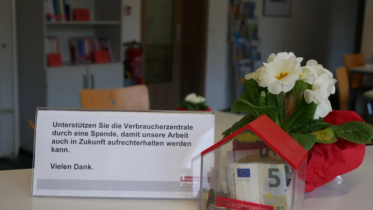 Spendendose auf einem Tisch.