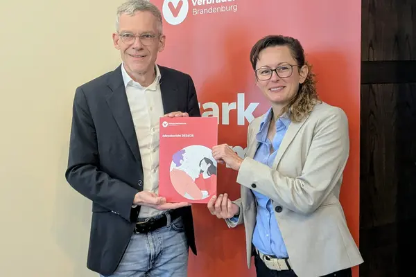 Christian A. Rumpke, Chef der Verbraucherzentrale Brandenburg, übergibt Ministerin Hanka Mittelstädt den Jahresbericht 2024/25.