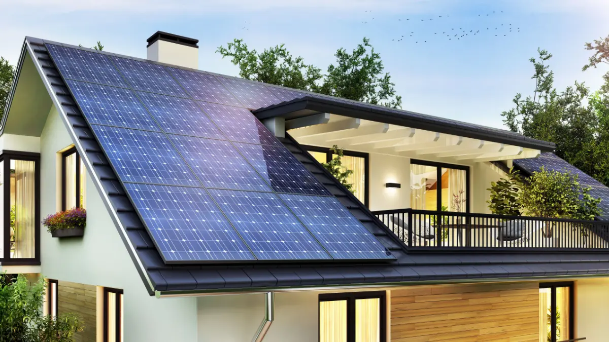 PV-Module auf dem Dach eines Wohnhauses