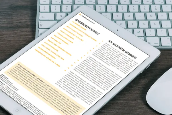 Tablet mit PDF-Broschüre, Tastatur und Maus