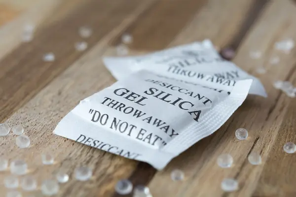 Zwei Beutel mit Silica-Gel, einem Trockenmittel, das man oft in Schuhen oder Taschen findet