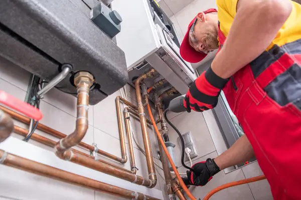 Installateur arbeitet an Gasheizung