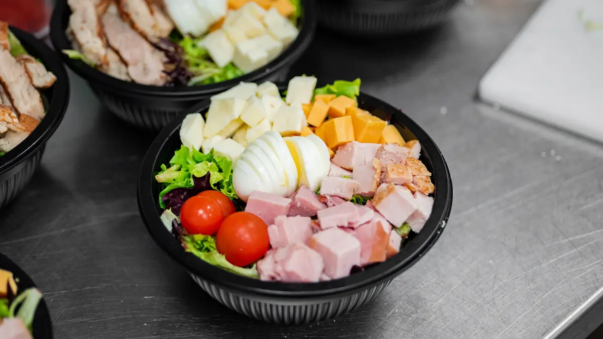 Eine Bowl als Bestellung zum Mitnehmen in einer to-go-Verpackung.