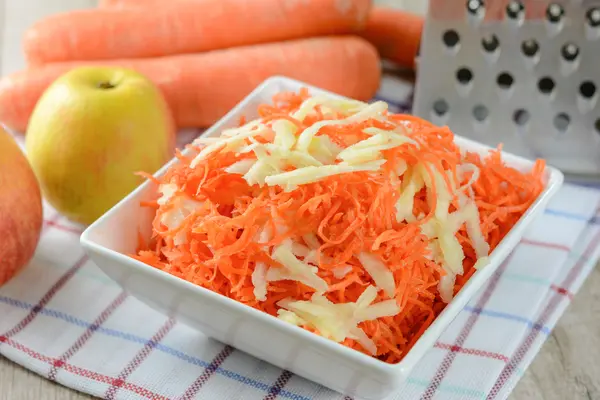 Möhren Apfel Salat in einer Schale