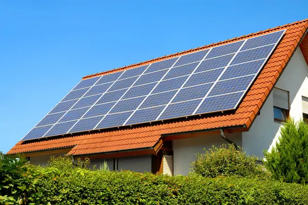 Dach mit Photovoltaikanlage