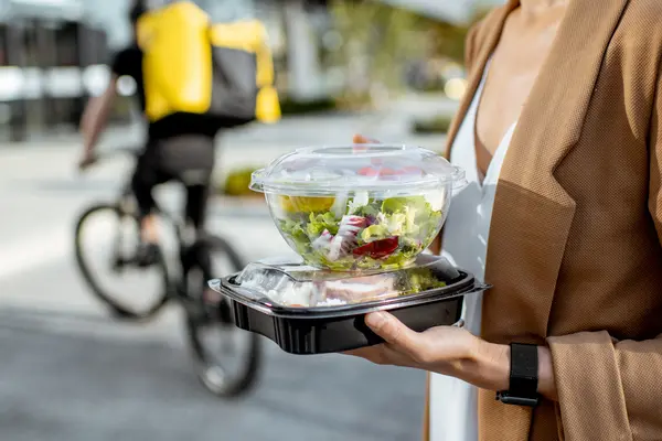 in plastikverpacktes essen vom Lieferservice