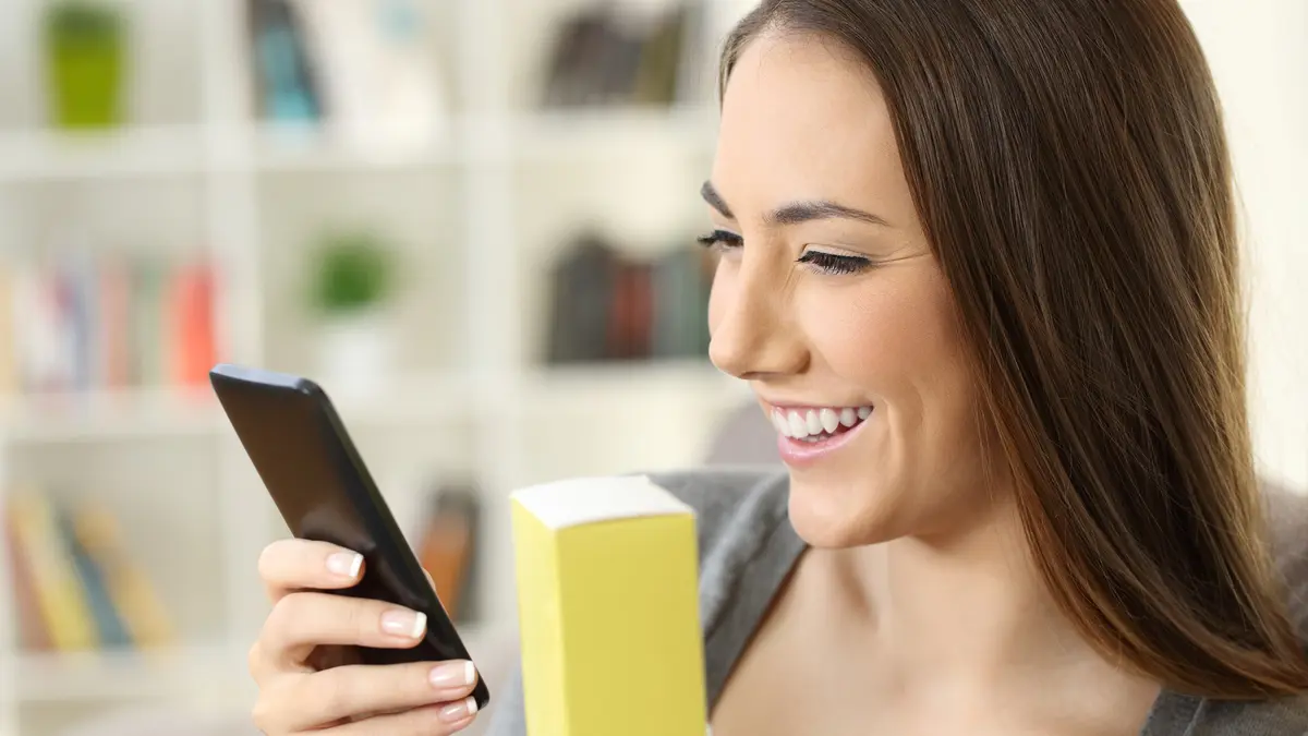 Junge Frau informiert sich im Internet über die Inhaltsstoffe