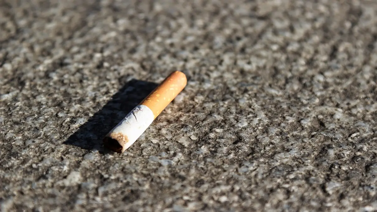 Zigarettenkippe liegt auf der Straße