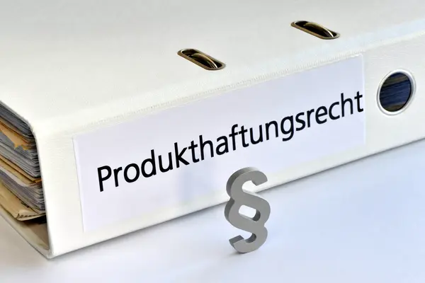 Ein Aktenordner mit der Aufschrift Produkthaftungsrecht liegt auf einem Tisch
