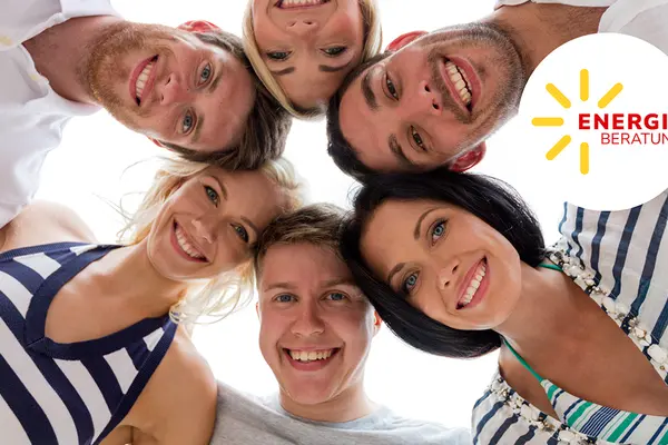 Gruppe von Menschen im Kreis mit Energiesignet vzbv