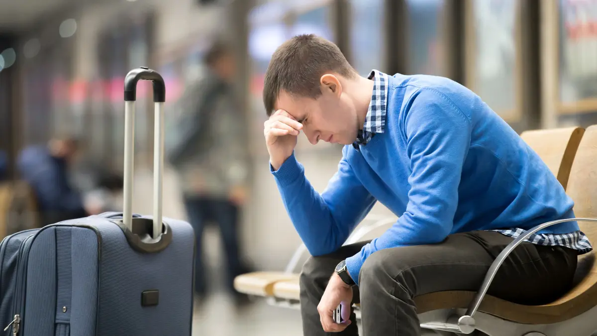 Frustrierter Mann am Flughafen