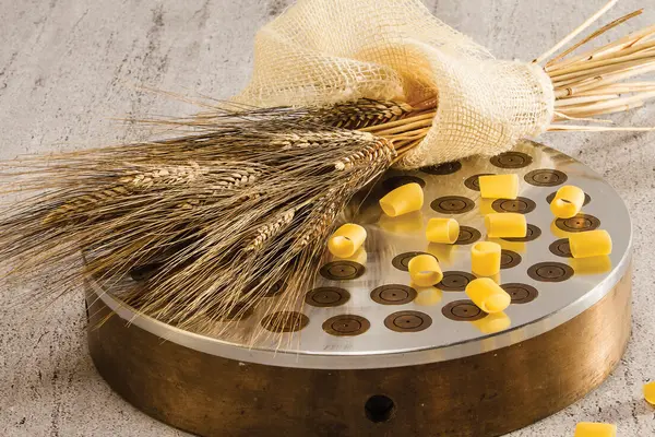 "Pasta al Bronzo"-Nudeln liegen auf einer Bronzeform.