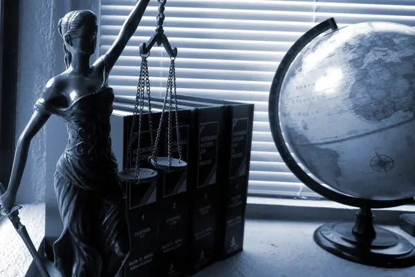 Justitia Weltkugel Recht