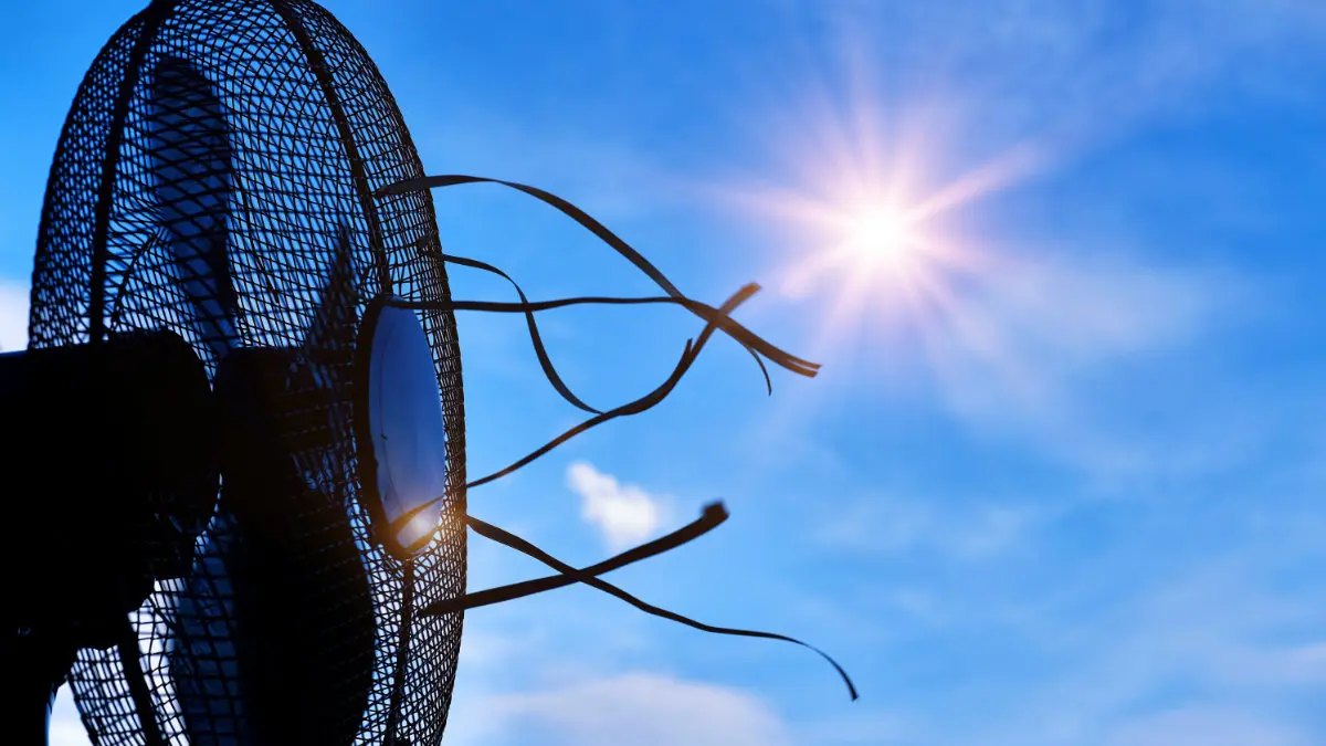 Schwarzer Ventilator unter freiem Himmel mit scheinender Sonne