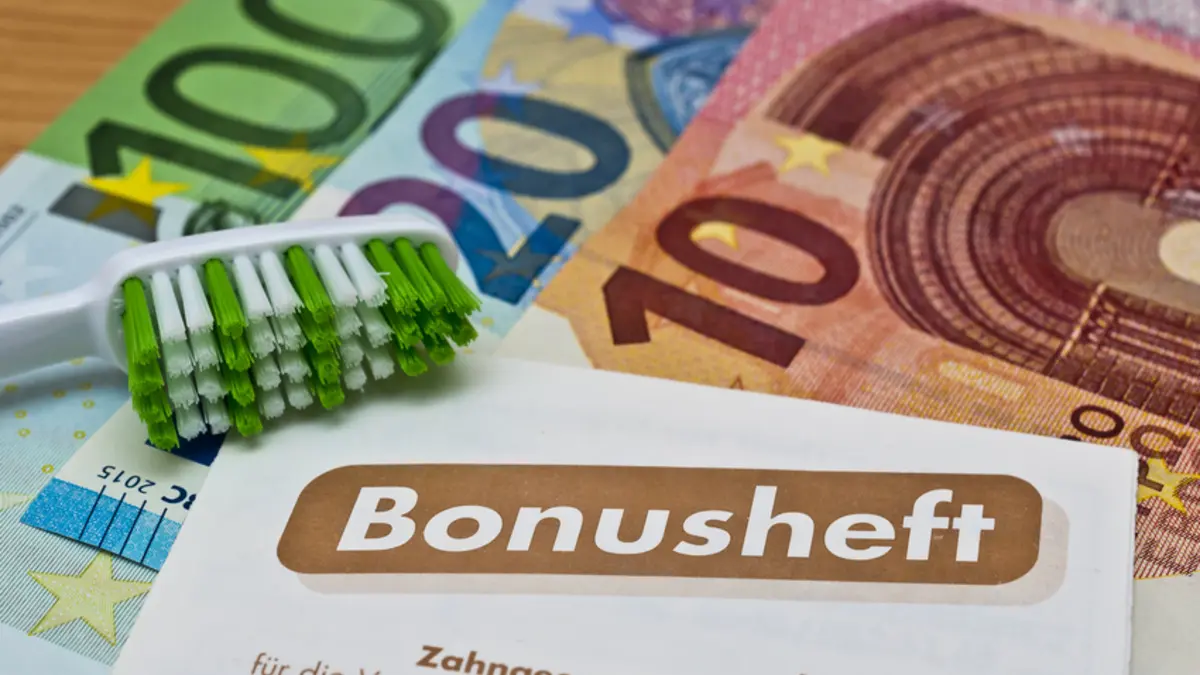 Das Bonusheft beim Zahnarzt hilft bares Geld sparen für Zahnersatz.