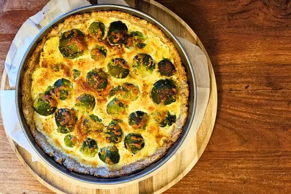 Rosenkohl-Quiche in einer Auflaufform