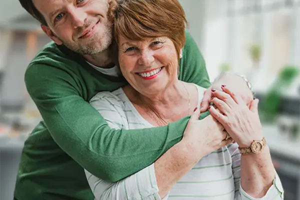 Sohn und Mutter umarmen sich