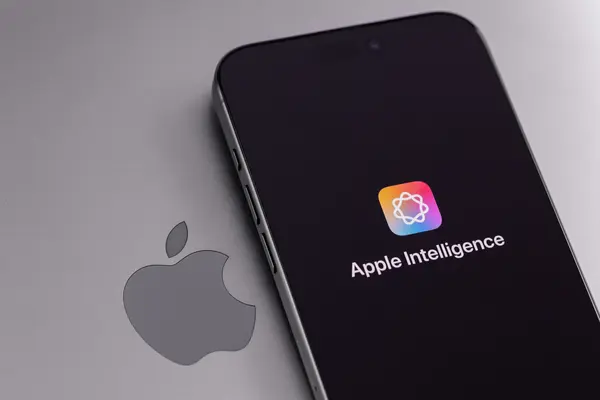 Ein iPhone, auf dessen Display "apple intelligence" zu lesen ist