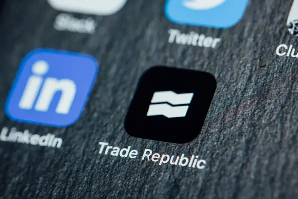 Sicht auf ein Handydisplay mit dem App-Icon von Trade Republic.
