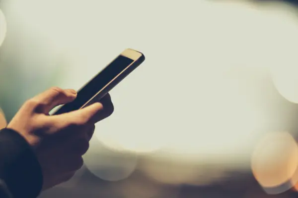 Person, die Smartphone in der Hand hält