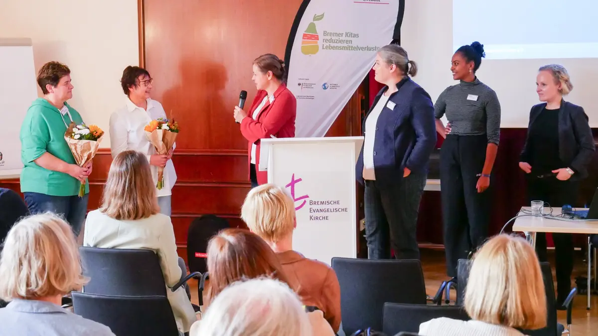Zu sehen sind die Vorständin der Verbraucherzentrale Bremen, die Moderatorin, zwei Vertreterinnen der teilnehmenden Kitas und die beiden Projektverantwortlichen