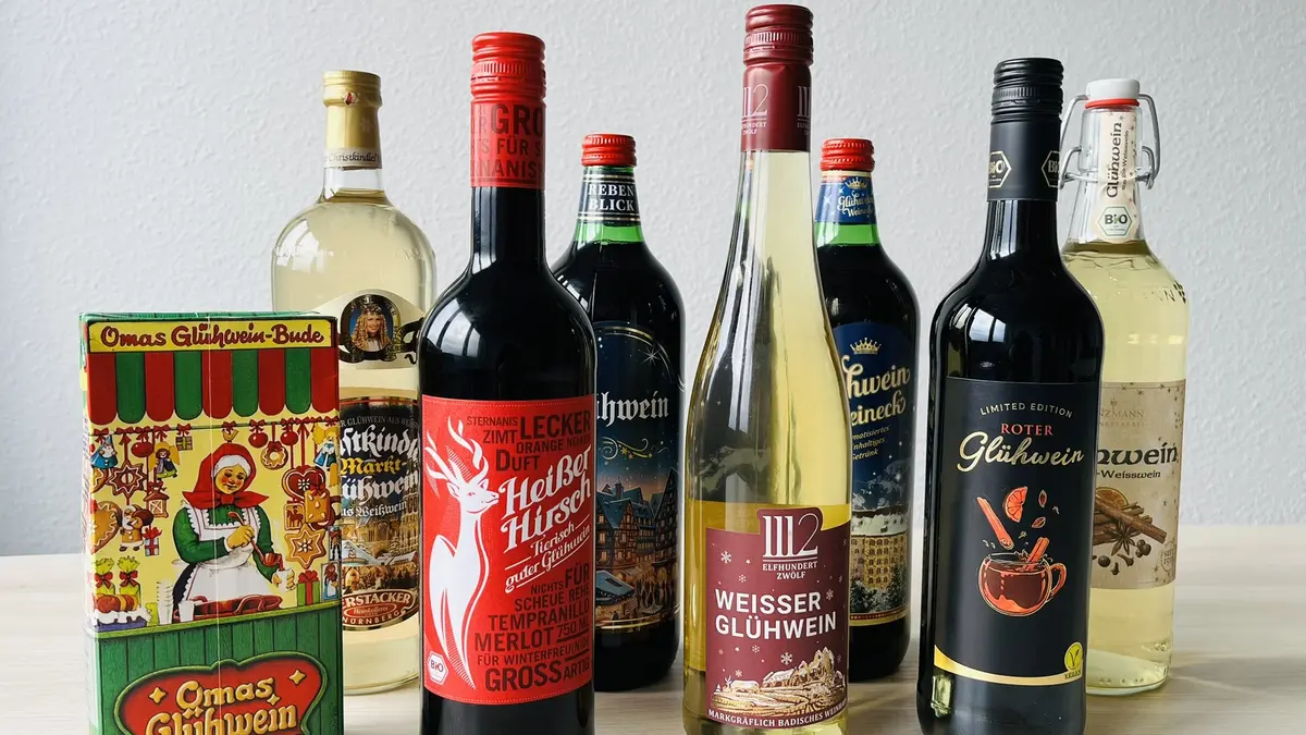Auswahl von Glühwein auf dem Tisch.
