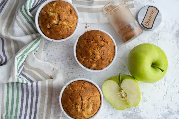 Apfelmuffins mit Äpfeln und Zimt als Deko