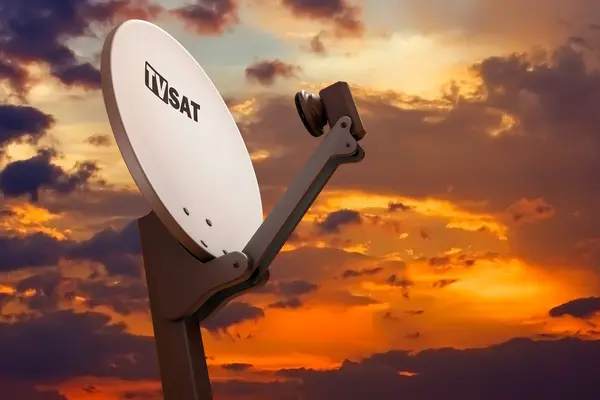 TV-Satellitenschüssel, die in den Himmel gerichtet ist