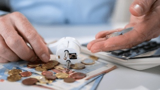 Hände, die Geld zählen.