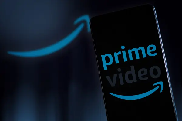 Ein Handydisplay, auf dem Prime Video steht