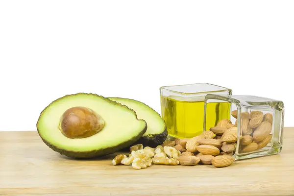 Avocado, Nüsse und Öl auf dem Tisch