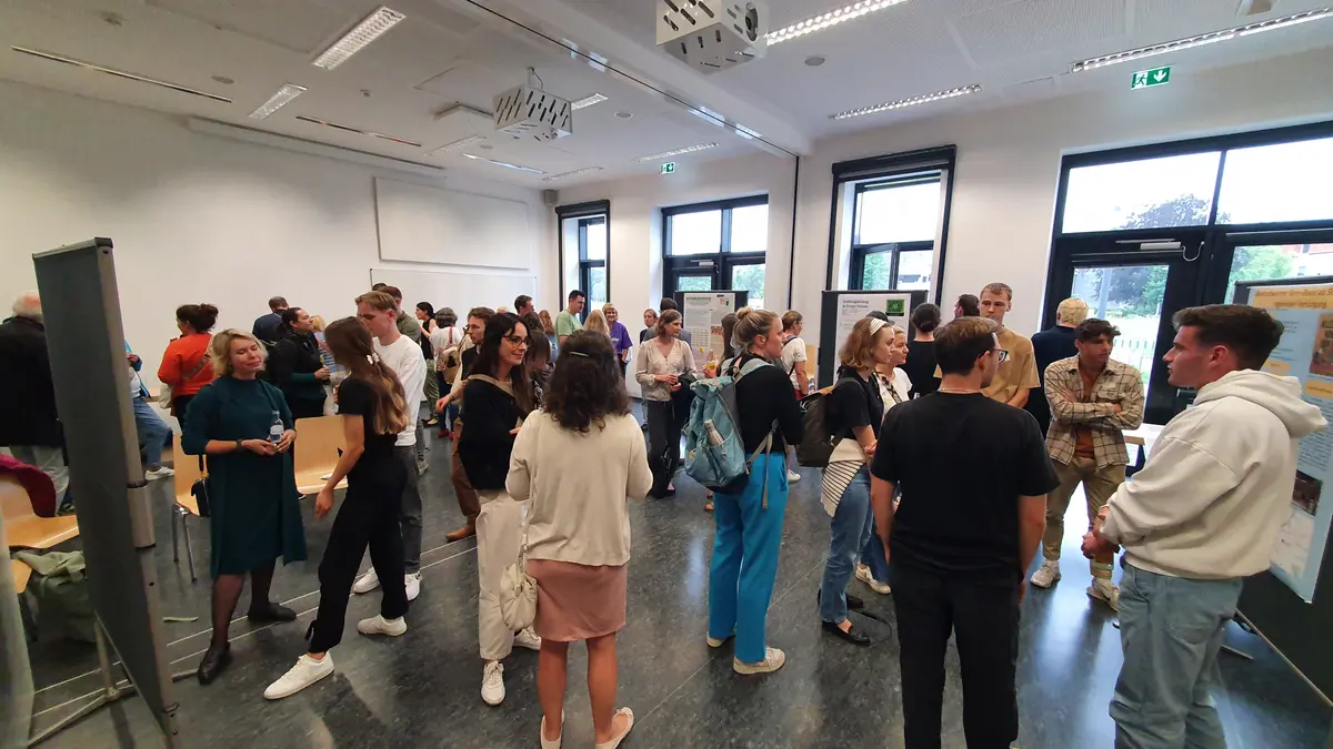 Foto: Gruppe von Menschen in einem Seminarraum