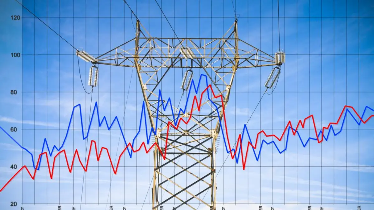 Diagramm Strompreise vor einem Strommast.