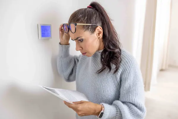 Frau schaut auf die Abrechnung Energieabrechnung