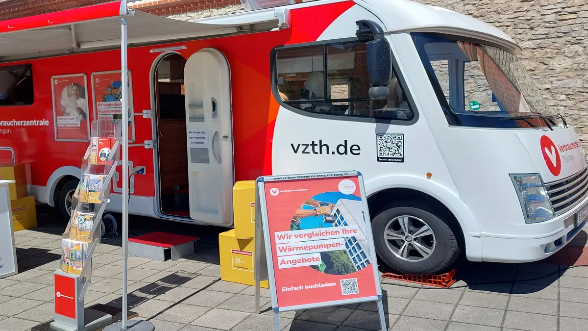 Mobiles Beratungsfahrzeug der Verbraucherzentrale Thüringen mit ausgefahrener Markise, Infoständern und Hinweisen zur Energieberatung.