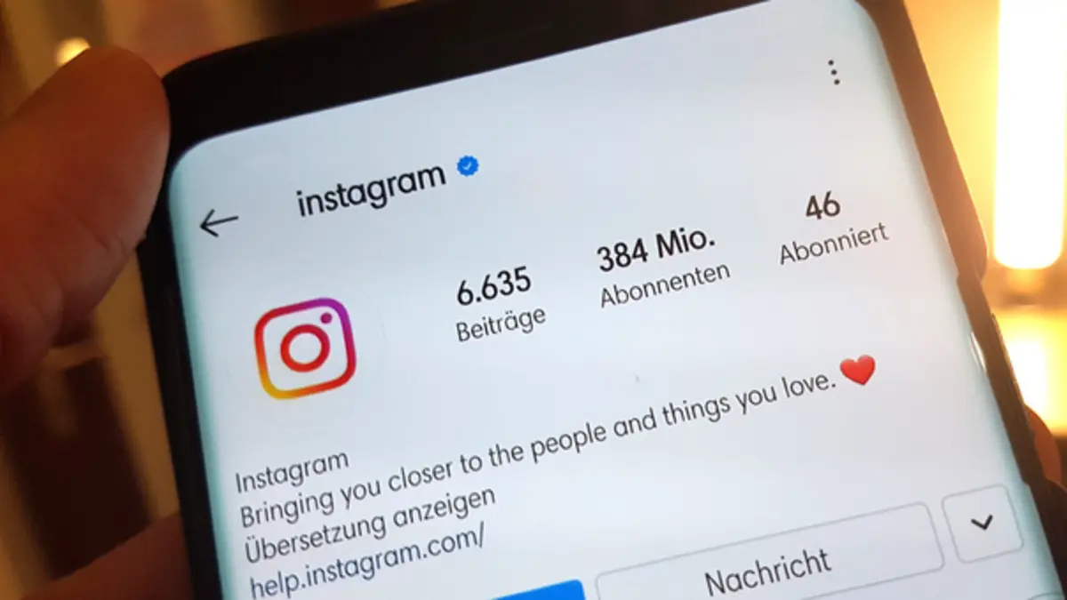 Smartphone-Display zeigt das Instagram-Konto von Instagram