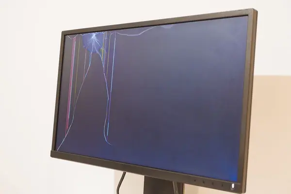 Ein defekter Monitor mit Sprung im Bildschirm.