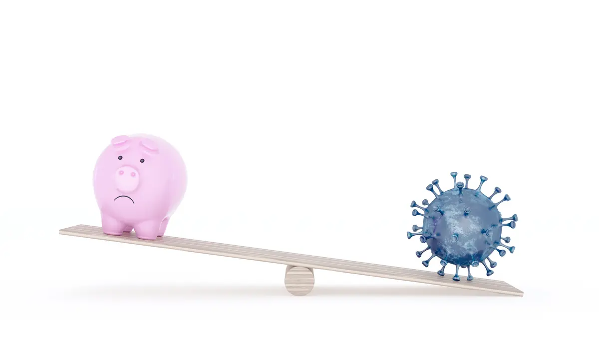 Sparschein und Coronavirus auf einer Wippe