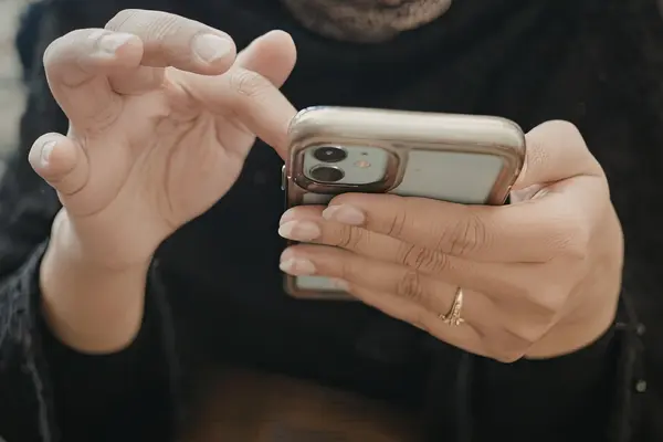 Person klickt auf ihrem Smartphone herum