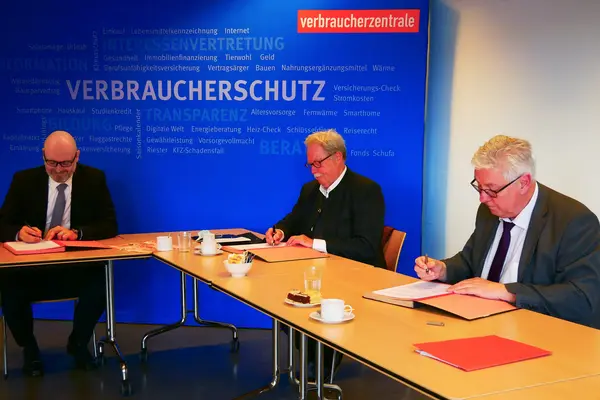 Bei der Unterzeichnung.